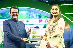 महाराष्ट्र के उपमुख्यमंत्री देवेंद्र फडणवीस ने रवीना टंडन को किया सम्मानित (Image Source: PR)