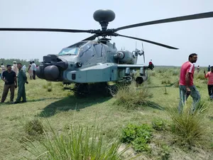 up-takneeki-kharabi-ke-karan-sena-ke-apache-helicopter-ki-saharanpur-mein-emergency-landing-pilot-surakshit