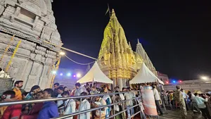 गर्मी में भी बाबा विश्वनाथ के भक्तों का उत्साह बरकरार, ट्रस्ट ने बढ़ाई सुविधाएं