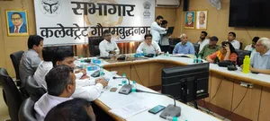 गौतम बुद्ध नगर में लिफ्ट पंजीकरण को लेकर डीएम ने की समीक्षा बैठक, रजिस्ट्रेशन न कराने पर जुर्माने की चेतावनी