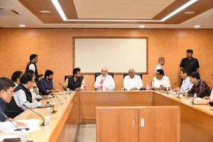 अहमदाबाद विमान हादसा : अमित शाह ने एकमात्र जीवित बचे यात्री से की मुलाकात