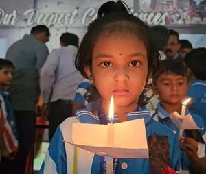 अहमदाबाद विमान हादसा: स्कूली बच्चों ने मोमबत्तियां जलाकर मृतकों के प्रति श्रद्धांजलि अर्पित की
