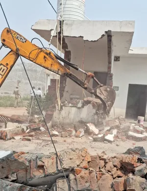 नोएडा प्राधिकरण ने सरकारी जमीन को कब्जा मुक्त कराया, 6 करोड़ रुपए की अवैध प्लॉटिंग पर चला बुलडोजर