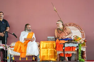 आदि शंकराचार्य ने 'आर्ट ऑफ लिविंग इंटरनेशनल सेंटर' का दौरा किया, श्री श्री रविशंकर के वैश्विक कार्यों को सराहा