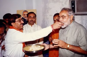 'मोदी अर्काइव' ने पीएम मोदी और विजय रूपाणी की पुरानी तस्वीर शेयर की, लिखा - 'दशकों से कंधे से कंधा मिलाकर'