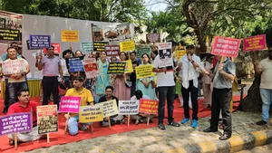 दिल्ली: डीपीएस द्वारका के खिलाफ अभिभावकों का प्रदर्शन, सरकार से स्कूल को टेकओवर करने की मांग