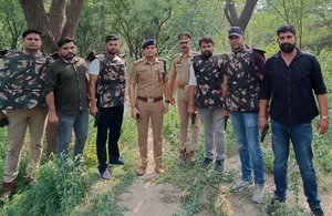 नोएडा में मनी एक्सचेंजर की हत्या के आरोपियों से दिनदहाड़े मुठभेड़, दो बदमाश घायल
