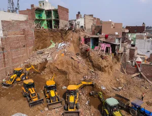 मथुरा हादसा: 6 मकान गिरने के मामले में कार्रवाई, एक आरोपी के खिलाफ दर्ज की गई रिपोर्ट