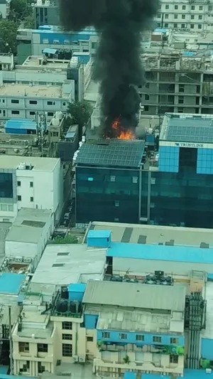 नोएडा : गारमेंट कंपनी की बिल्डिंग के टॉप फ्लोर पर लगी भीषण आग, फायर ब्रिगेड ने पाया काबू