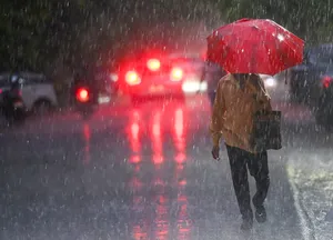 Rain lashes Noida