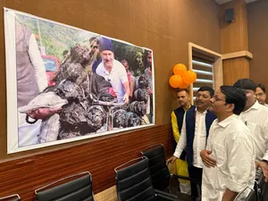 झारखंड कांग्रेस ने राहुल गांधी के जन्मदिन पर काटा केक, उनकी तस्वीरों की लगाई प्रदर्शनी