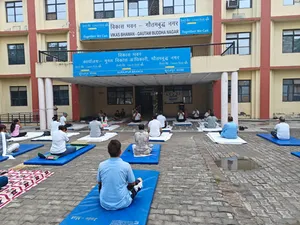 ग्रेटर नोएडाः सरकारी और कॉरपोरेट संस्थानों में लोग कर रहे हैं योग, मॉल में भी आयोजन
