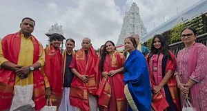 विद्या बालन ने तिरुमाला मंदिर में किए भगवान वेंकटेश्वर के दर्शन, भेंट में मिला शेषवस्त्र