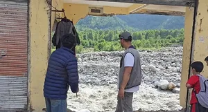 हिमाचल प्रदेश: मनाली में भारी बारिश से जनजीवन प्रभावित, बाढ़ में 4 दुकान बहे, लाखों का नुकसान