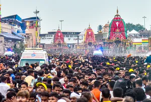 पुरी में रथ यात्रा का दूसरा दिन: भगवान जगन्नाथ निकले मौसी के घर, भक्तों में उत्साह चरम पर