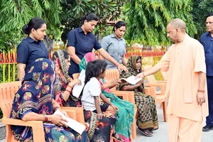'बिटिया का इलाज कराएंगे, आवास भी दिलाएंगे', जनता दर्शन में सीएम योगी ने सुनी लोगों की समस्याएं