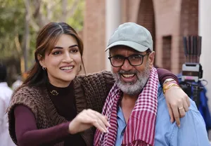 कृति सेनन ने निर्माता 'आनंद एल राय' को दी जन्मदिन की बधाई, 'तेरे इश्क में' की बीटीएस तस्वीरें साझा कीं!