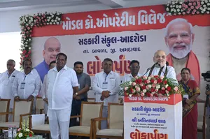 गुजरात दौरे पर केंद्रीय मंत्री अमित शाह, अपने लोकसभा क्षेत्र के लोगों को दी योजनाओं की सौगात
