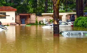 जमशेदपुर में भारी बारिश से रेसिडेंशियल स्कूल जलमग्न, 162 बच्चे रात भर छत पर फंसे रहे, प्रशासन ने किया रेस्क्यू