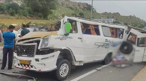 तिरुपति से लौट रहे श्रद्धालुओं की टेंपो ट्रैवलर को टक्कर, 3 की मौत, 9 गंभीर घायल