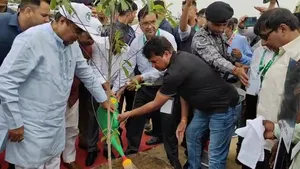 नितिन गडकरी ने किया 'एक पेड़ मां के नाम 2.0' अभियान का शुभारंभ, बोले- मां की ममता को हरियाली में बदलें