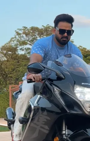 पवन सिंह ने बाइक चलाते हुए दिखाया अपना दमदार अंदाज, फैंस बोले- 'भोजपुरी का ऋतिक रोशन'
