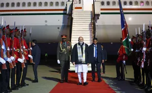 नामीबिया में प्रधानमंत्री मोदी का भव्य स्वागत, दी गई 21 तोपों की सलामी