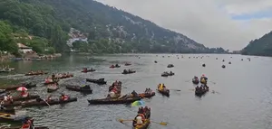 सैलानियों से गुलजार हो रही सरोवर नगरी नैनीताल, ठंडी फिजाओं का लुफ्त उठा रहे पर्यटक