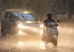 दिल्ली में अचानक तेज बारिश ने लोगों की बढ़ाई समस्या, मौसम विभाग ने जारी किया रेड अलर्ट