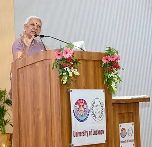 विश्वविद्यालय के विद्यार्थियों को आंगनबाड़ी केंद्रों में जाकर बच्चों को डिजिटल प्रशिक्षण देना चाहिए: राज्यपाल