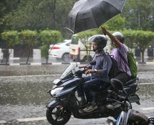 New Delhi: Rain lashes Delhi