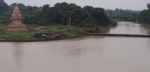 विदिशा में बेतवा नदी उफान पर, श्रद्धालुओं की सुरक्षा के इंतजाम नाकाफी