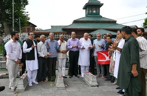 Omar Abdullah Pays Tribute to July 13 Martyrs