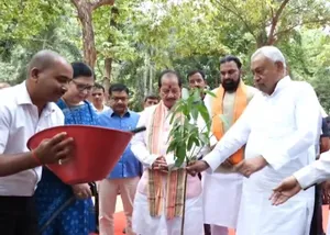 नीतीश कुमार ने 'वन महोत्सव 2025' का किया शुभारंभ, पांच करोड़ पौधारोपण का लक्ष्य