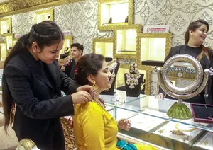 सोना-चांदी के कम हुए दाम, पीली धातु की कीमत 300 रुपए से ज्यादा गिरी
