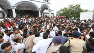 Pulivendula ZPTC By Elections : నివురు గప్పిన నిప్పులా పులివెందుల..అడుగడుగున పోలీసుల తనిఖీలు