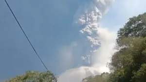 Volcano Eruption: బద్దలైన అగ్నిపర్వతం.. అక్కడి ప్రజలకు హై అలెర్ట్!