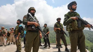 Jammu Kashmir: సైనిక దుస్తుల్లో ఉగ్రవాదులు.. భయాందోళనలో ప్రజలు