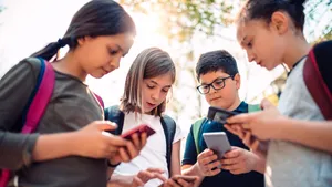 Social Media: 15 ఏళ్లలోపు పిల్లలకు సోషల్ మీడియా నిషేధం.. !