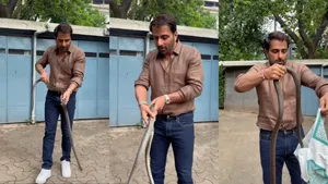 Viral Video: పాముని పట్టుకున్న సోనూసూద్.. వీడియో వైరల్