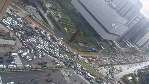 Hyderabad Traffic: హైదరాబాద్‌లో భారీగా ట్రాఫిక్ జామ్.. ఈ ఏరియాల్లోకి అసలు వెళ్లవద్దు