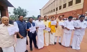 2644364-kerala-udfs-mps-protest-1
