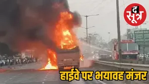 pune-two-containers-car