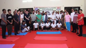 Foreign students practiced yoga on the eve of International Yoga Day