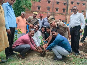 एबी रिच इंटर कालेज में पौधारोपण करते एडीएम अरविंद कुमार व जनराज्य फ्रंट के अध्यक्ष अंशू पांडेय