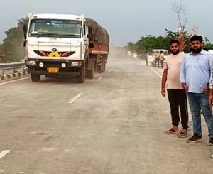 रोजा में हरदोई बाईपास चौराहा और बरेली मोड़ के बीच बने नवनिर्मित पुल से ​निकलता ट्रक