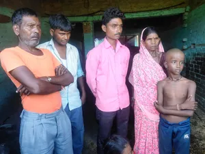 हंसराज की अंत्येष्टि के बाद शोक संतृप्त बेटा हर्षल, मां उर्मिला व स्वजन