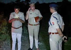 थाना रोजा में अज्ञात युवक का शव मिलने पर घटना स्थल निरीक्षण करते पुलिस अधिकारी