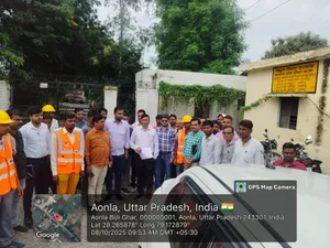 स्वालेनगर स्थित अपने घर में फर्जी मीटर लगाकर बिजली चोरी में पकड़े गए सपा पार्षद अलीम खां सुल्तानी