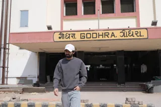Vikrant Massey visits Godhra station ahead of ‘The Sabarmati Report’ release
